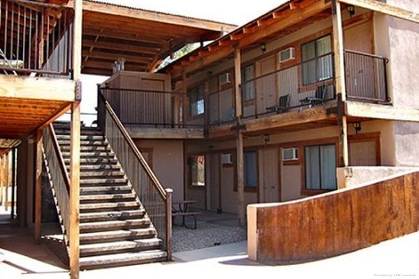Tombstone Motel (Benson)